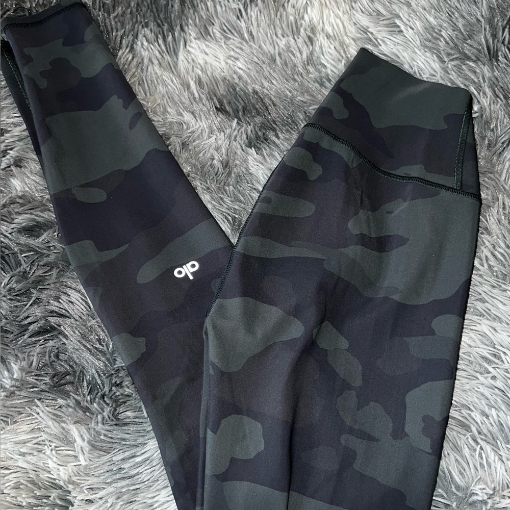 Alo Yoga High-Waist Camo Vapor Legging
Color- Hunter camouflage size- XS